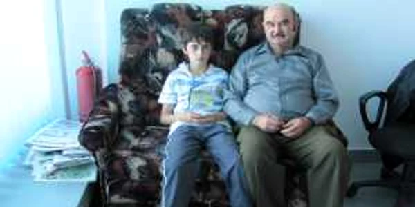 Eduard împreună cu bunicul său