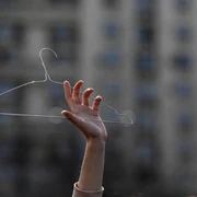 Câteva zeci de persoane protestează pentru a semnala faptul că drepturile reproductive ale femeilor din România, inclusiv accesul la întreruperile de sarcină, sunt în pericol, în Piața Victoriei din București. FOTO Inquam Photos / Octav Ganea