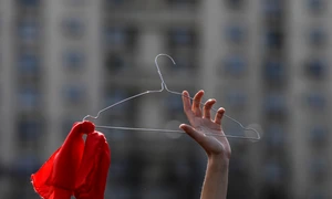 Câteva zeci de persoane protestează pentru a semnala faptul că drepturile reproductive ale femeilor din România, inclusiv accesul la întreruperile de sarcină, sunt în pericol, în Piața Victoriei din București. FOTO Inquam Photos / Octav Ganea