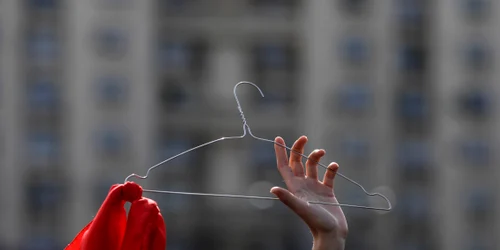 Câteva zeci de persoane protestează pentru a semnala faptul că drepturile reproductive ale femeilor din România, inclusiv accesul la întreruperile de sarcină, sunt în pericol, în Piața Victoriei din București. FOTO Inquam Photos / Octav Ganea