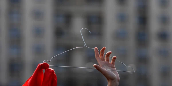 Câteva zeci de persoane protestează pentru a semnala faptul că drepturile reproductive ale femeilor din România, inclusiv accesul la întreruperile de sarcină, sunt în pericol, în Piața Victoriei din București. FOTO Inquam Photos / Octav Ganea