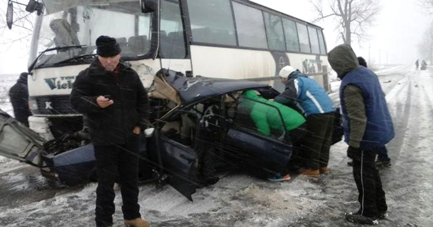 Maşina de serviciu a poliţiştilor a intrat sub roţile autobuzui FOTO: facebook.com/valy valy