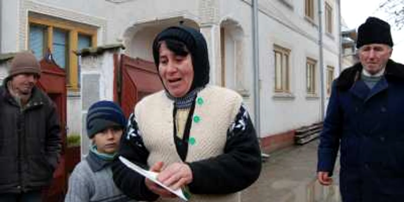 Marinela Chiroiu, mătuşa Elenei, răsfoieşte în fiecare zi cartea de poezii a nepoatei sale