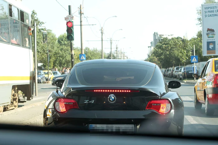 Roxana circulă prin oraş fără oglinzi retrovizoare