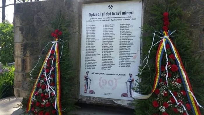 Monumentul ridicat de autorități în memoria minerilor morți în cel mai mare accident de muncă din istoria României