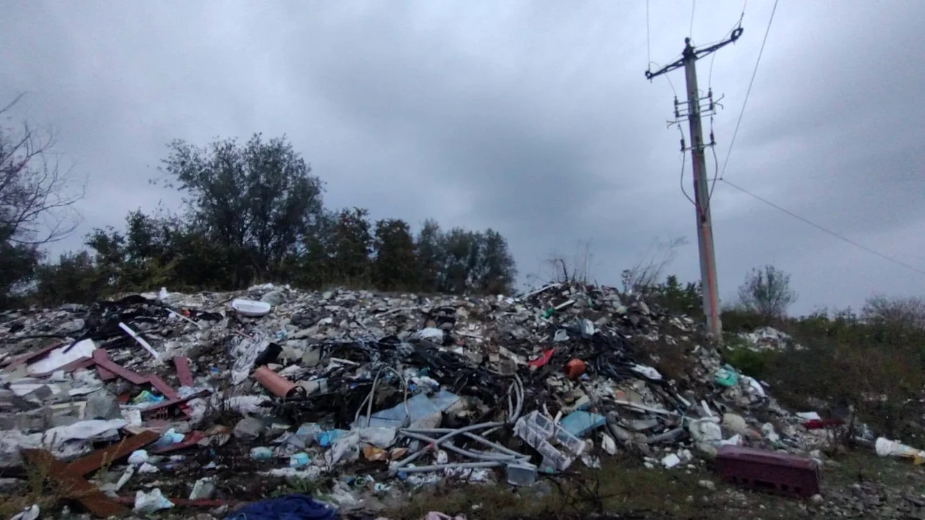 Tone de deșeuri nereciclate pe un câmp