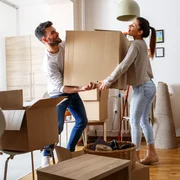 Tineri care se muta intr-un apartament in chirie FOTO Shutterstock 