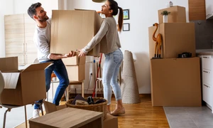 Tineri care se muta intr-un apartament in chirie FOTO Shutterstock 
