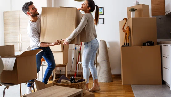 Tineri care se muta intr-un apartament in chirie FOTO Shutterstock