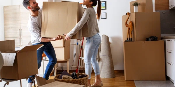 Tineri care se muta intr-un apartament in chirie FOTO Shutterstock 
