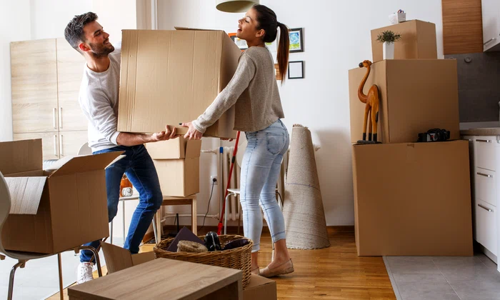Tineri care se muta intr-un apartament in chirie FOTO Shutterstock 
