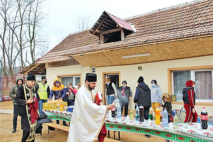 Preotul a sfinţit casa  ridicată de voluntari