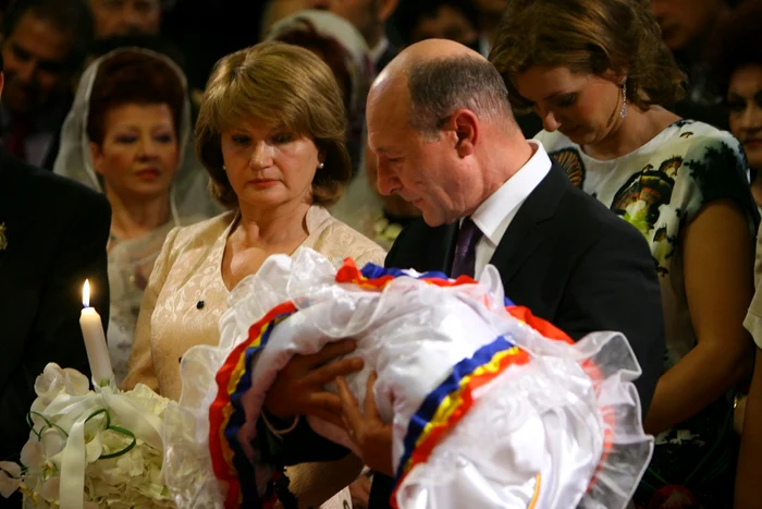 Maria şi Traian Băsescu, la botezul lui Carol Ferdinand de România, fiul Liei și al lui Paul Lambrino