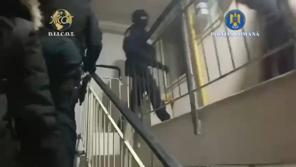 Percheziţii la o grupare infracțională din Pitești. Şapte români şi moldoveni, suspectaţi că falsificau acte de identitate şi permise de conducere. Percheziţii şi în Republica Moldova