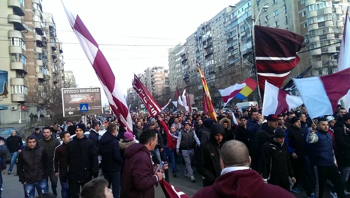 
    Fanii giuleşteni au venit pe jos din Crângaşi Foto: Arhiva personală  