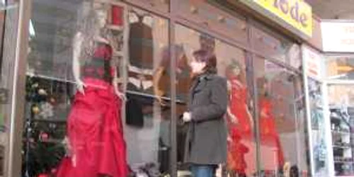 Rochiile de gală, o atracţie pentru vâlcence 