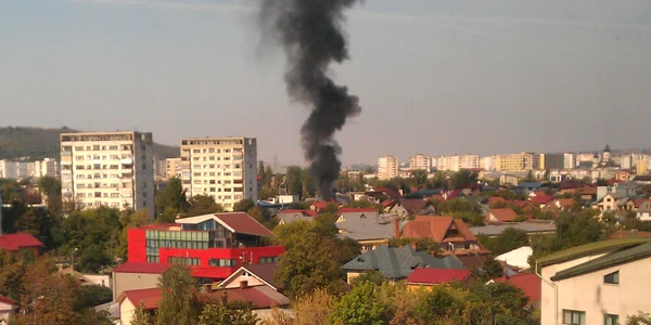 Incendiul din Podu de Piatră este vizibil din orice punct al Iaşiului FOTO: Constantin Stan