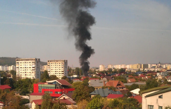 Incendiul din Podu de Piatră este vizibil din orice punct al Iaşiului FOTO: Constantin Stan