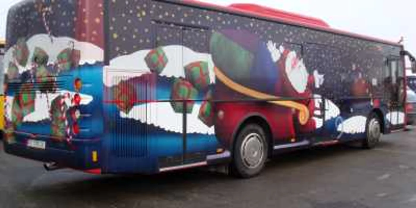 Autobuzul lui Moş Crăciun. Foto Adevărul