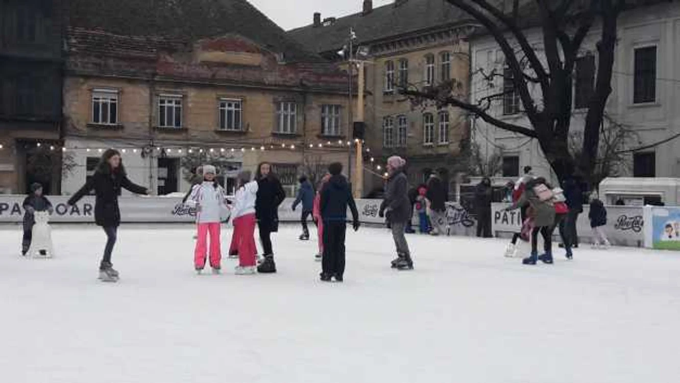 Patinoarul din Piaţa Libertăţii FOTO Ş.Both