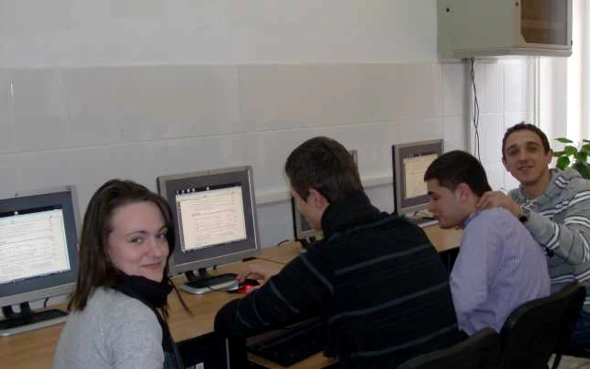 Elevii nefamiliarizaţi cu informatica exersează de zor 