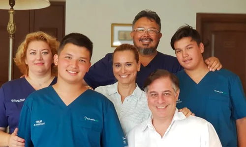 Dr  Chemal Taner cu familia şi cu soţii Andreea Esca   Alexandre Eram png