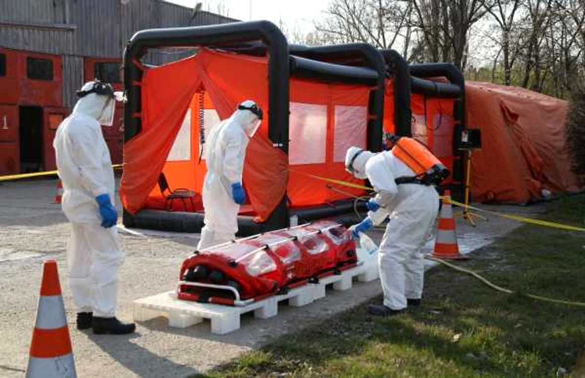 Decontaminarea se face după un protocol bine stabilit                                     Fotografii: ISU Bucureşti-Ilfov