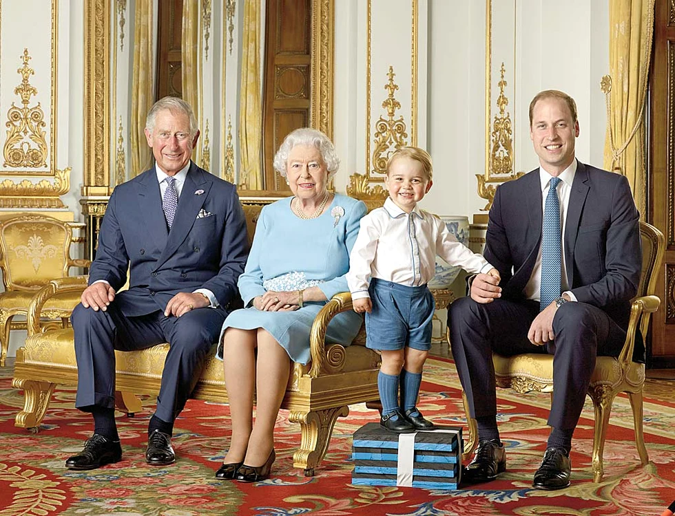 Patru generaţii de monarhi: Prinţul Charles, Regina Elizabeth II, Prinţul William şi Prinţişorul George