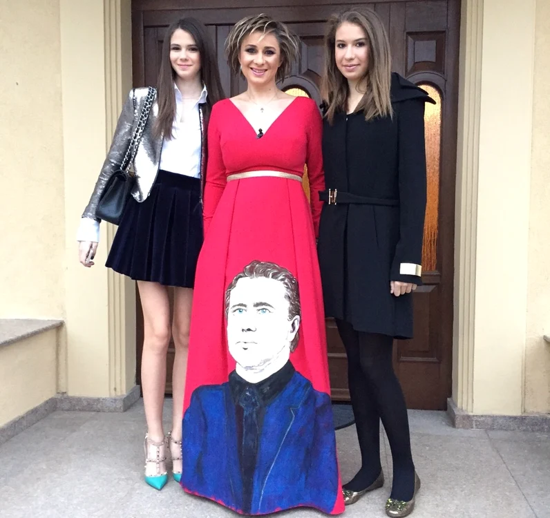 
    Anamaria Prodan, mândră de fetele ei, Rebecca (stanga) și Sarah (dreapta)  