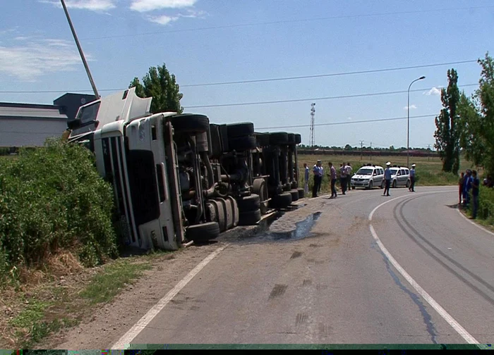 Un automarfar răsturnat şi a blocat DN 58