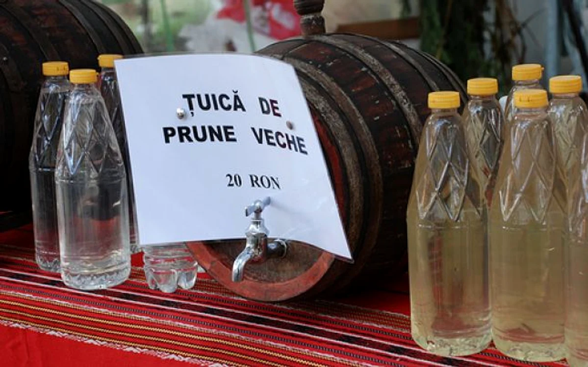 Ministrul de finanțe Eugen Teodorovici a pledat pentru scutirea de accize a celor care fac în gospodărie băuturile alocoolice din fructe, precum țuica și pălinca FOTO: adevarul.ro