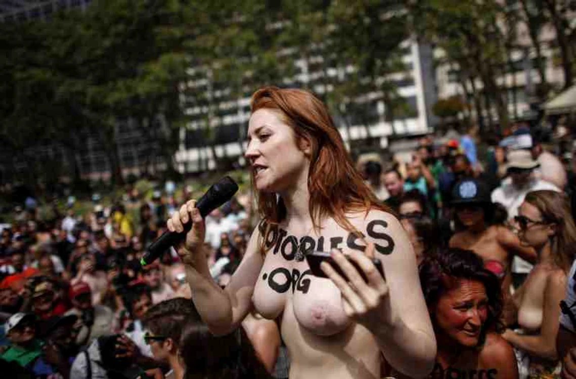 Femeile de la parada topless au militat pentru egalitatea sexelor