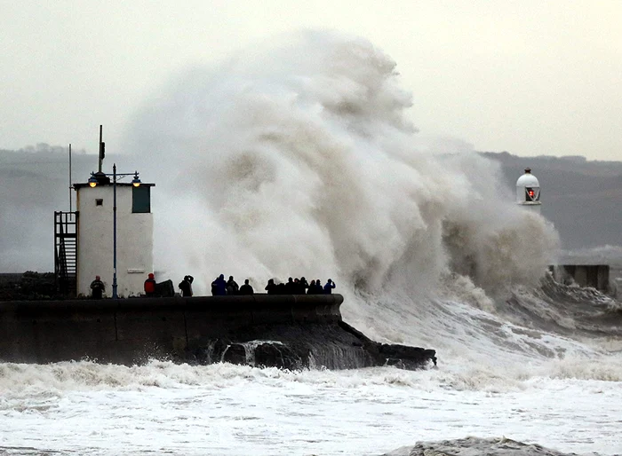 Marea Britanie - Furtuna Eunice  a lovit ieri  Cornwall. 10.000 de case au rămas  fără electricitate