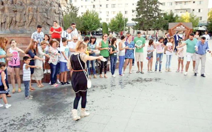 La acţiune, s-au strâns  circa 60 de oameni care  au schimbat pentru  puţin timp aerul din oraş