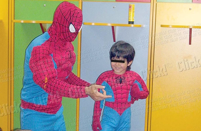 Micuţul Edan (4 ani), fericit în braţele lui Piţurcă şi relaxat în vacanţă alături de mami