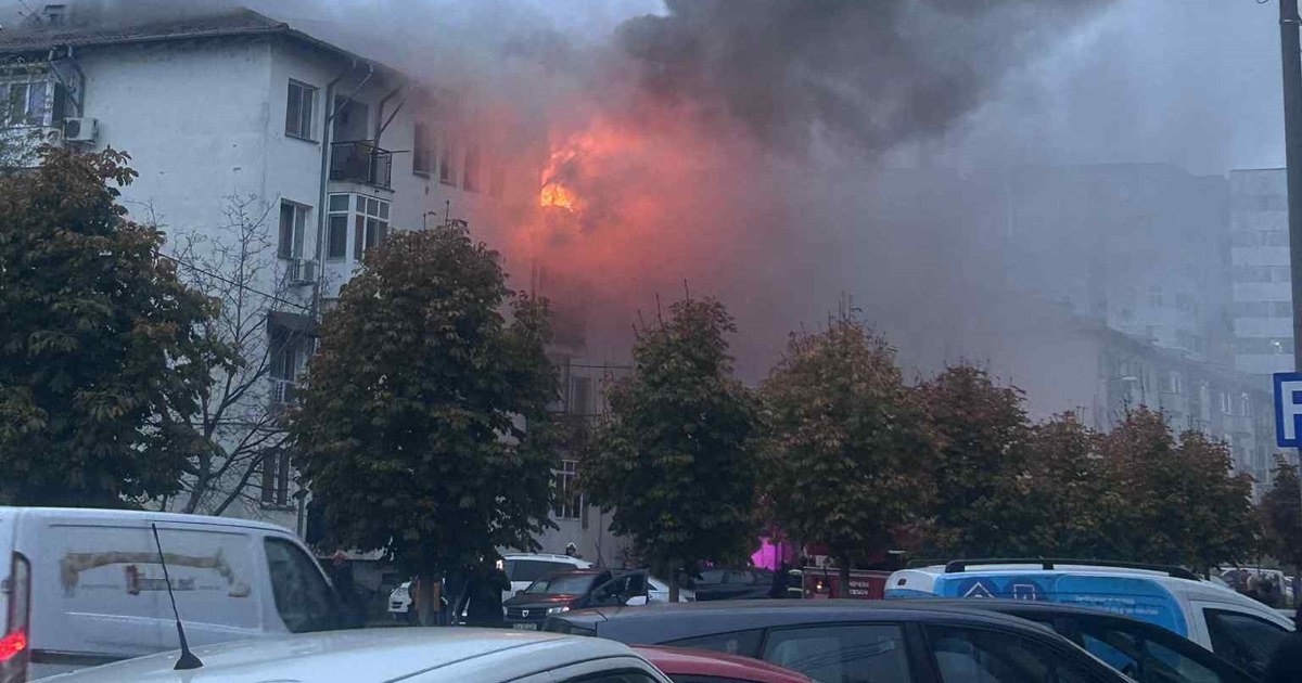 Flăcări uriașe la etajul 4 al unui bloc ANL din Craiova. Zeci de persoane au fost evacuate sau s-au autoevacuat. Pompierii încă încearcă să stingă incendiul