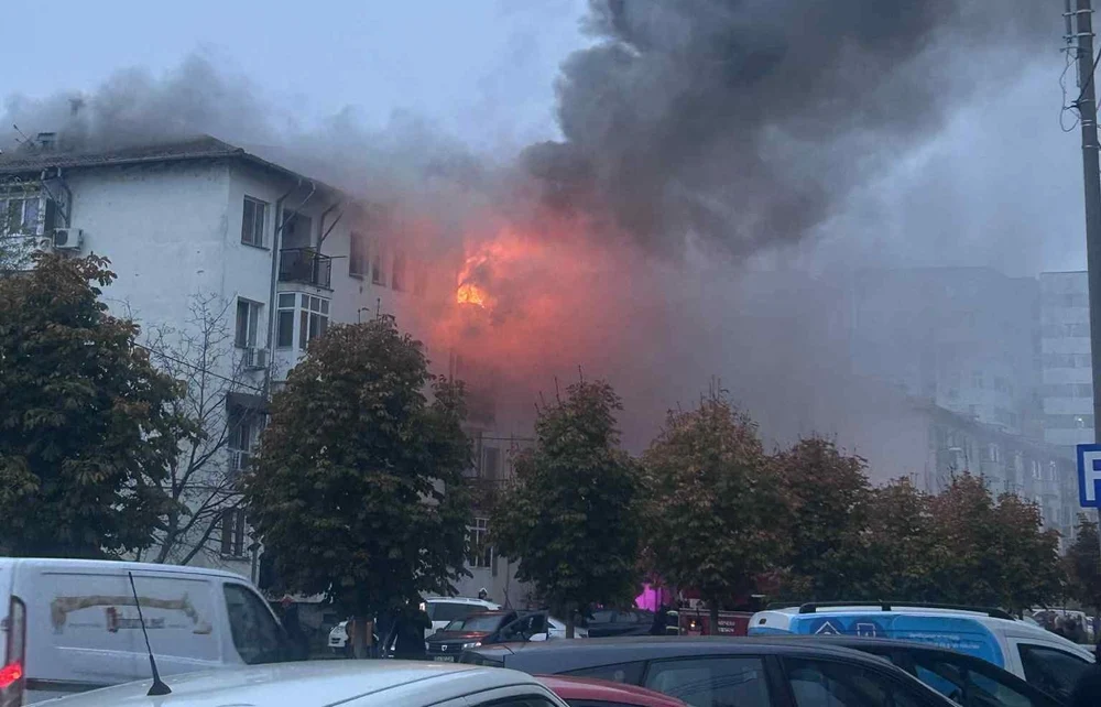 Flăcări uriașe la etajul 4 al unui bloc ANL din Craiova. Zeci de persoane au fost evacuate sau s-au autoevacuat. Pompierii încă încearcă să stingă incendiul