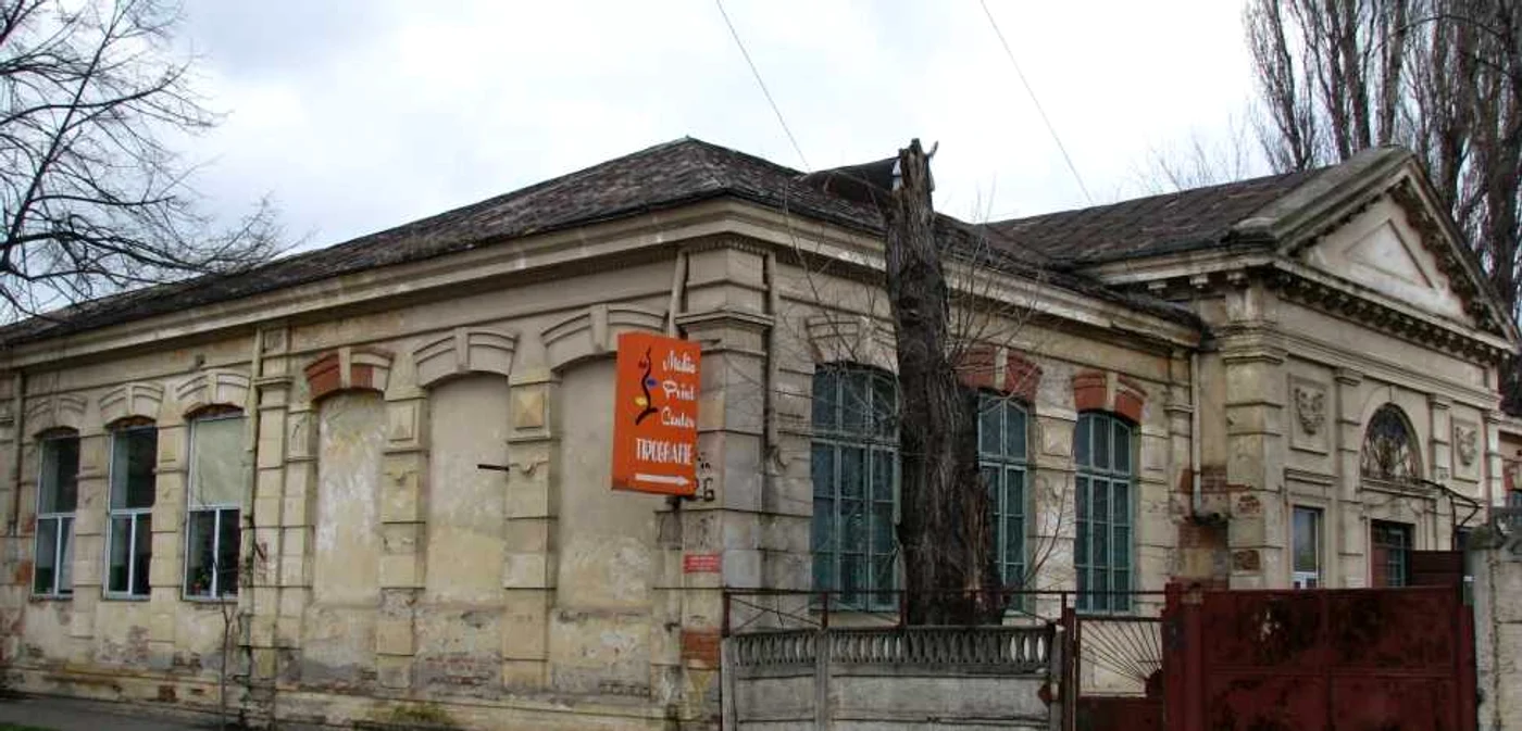 Aşa arăta Şcoala 23 în urmă cu câteva luni, înainte ca rromii din zonă să intre în acţiune. Foto: Adevărul