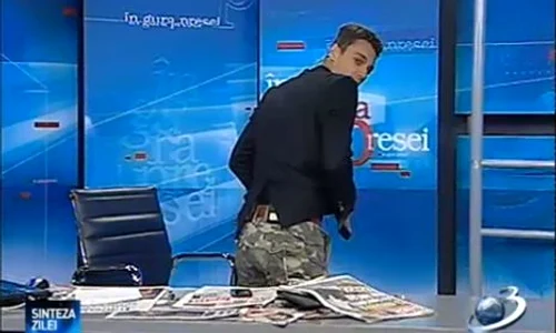 Mircea Badea face mişto de colonelul Turcescu (Foto: captură video Antena 3) jpeg