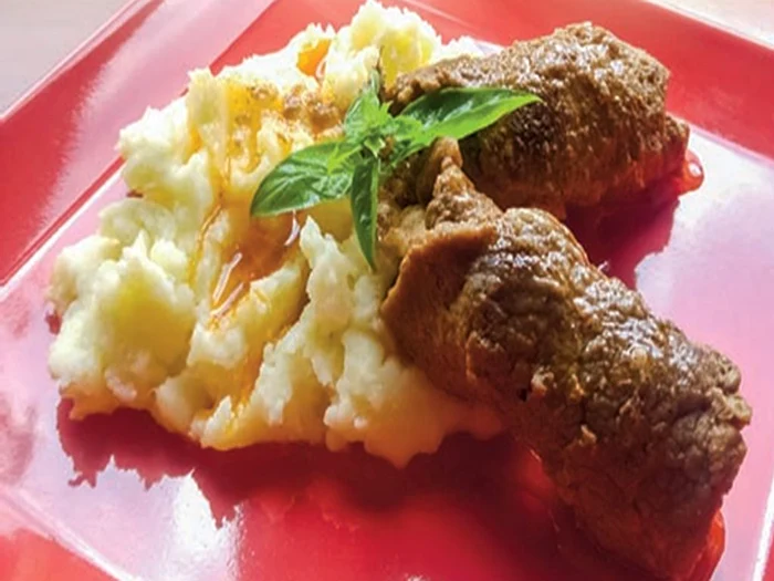 rulouri din carne cu piure jpg