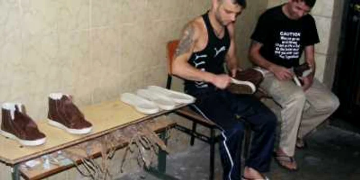 Peste 140 de deţinuţi muncesc la cusutul ghetelor Rieker FOTO Corina Macavei