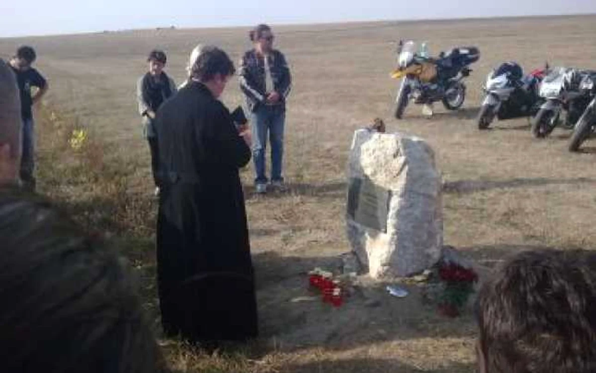Timişoara: Monument de piatră inaugurat în memoria motociclistului ucis în coarnele vacii (GALERIE FOTO)