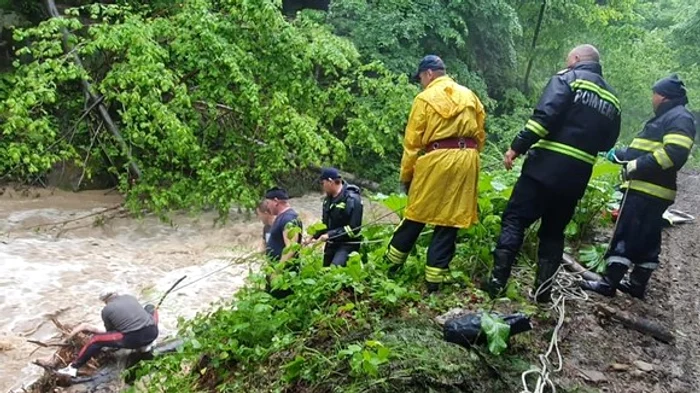 
    Salvatorii au intervenit între Breţcu (judeţul Covasna) şi Poiana Sărată (judeţul Bacău)foto: ISU Bacău  