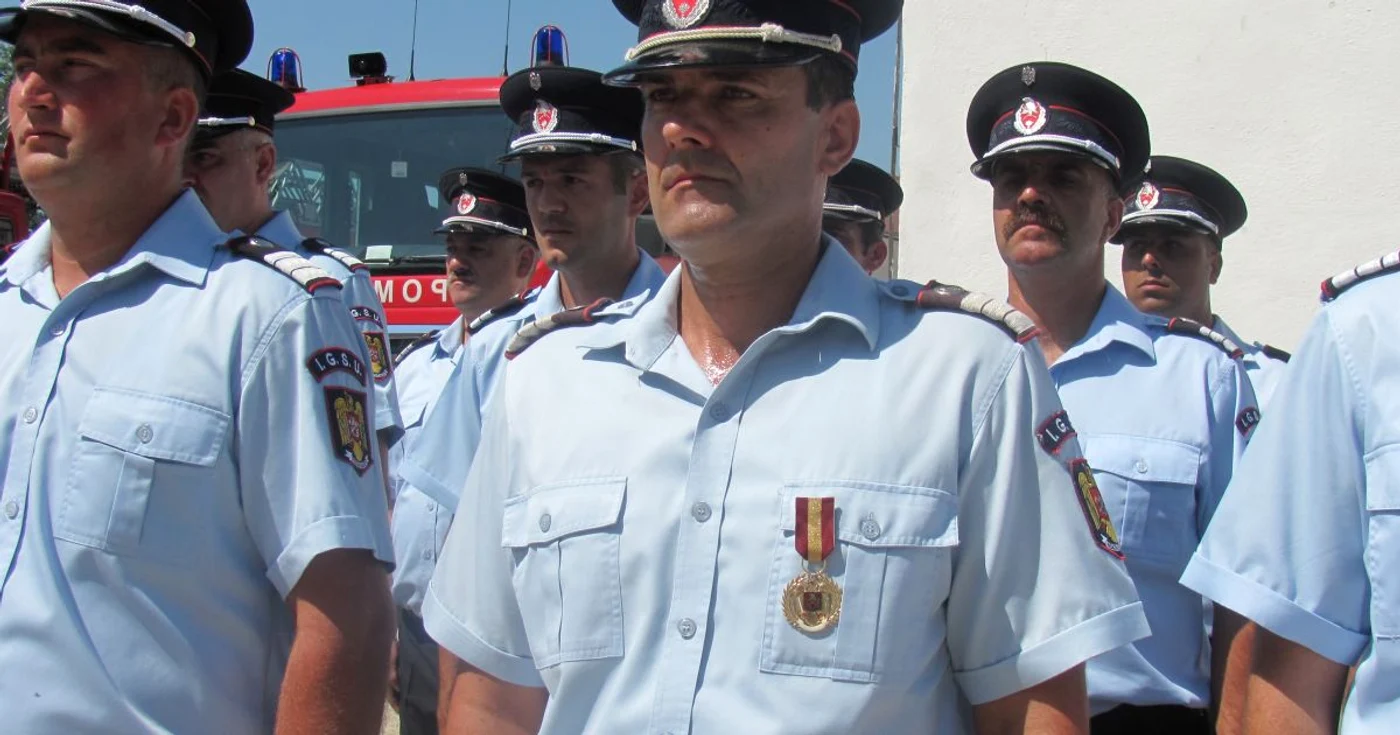 Plutonierul adjutant Dumitru Cîşloiu a primit astăzi decoraţia „Emblema de onoare” FOTO: independentonline.ro