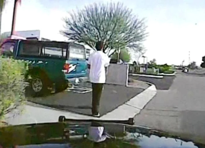 
    Suspectul înarmat a fost lovit de o mașină de poliție cu viteză marecaptură: YouTube  