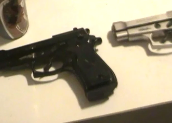 Pistoalele au fost confiscate în această dimineaţă