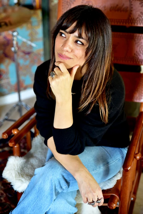 Aylin Cadîr - portret pe scaun