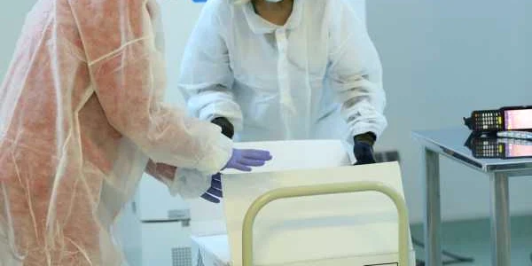 Stocarea vaccin virus SARS-CoV-2 - Centrul naţional de stocare a vaccinului COVID-19 - Institutului Naţional de Cercetare-Dezvoltare Medico-Militară „Cantacuzino” / FOTO Ministerul Apărării Naţionale / 18 dec 2020