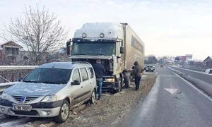 Tir ul a blocat  prima bandă de  circulație, timp  de trei ore jpeg