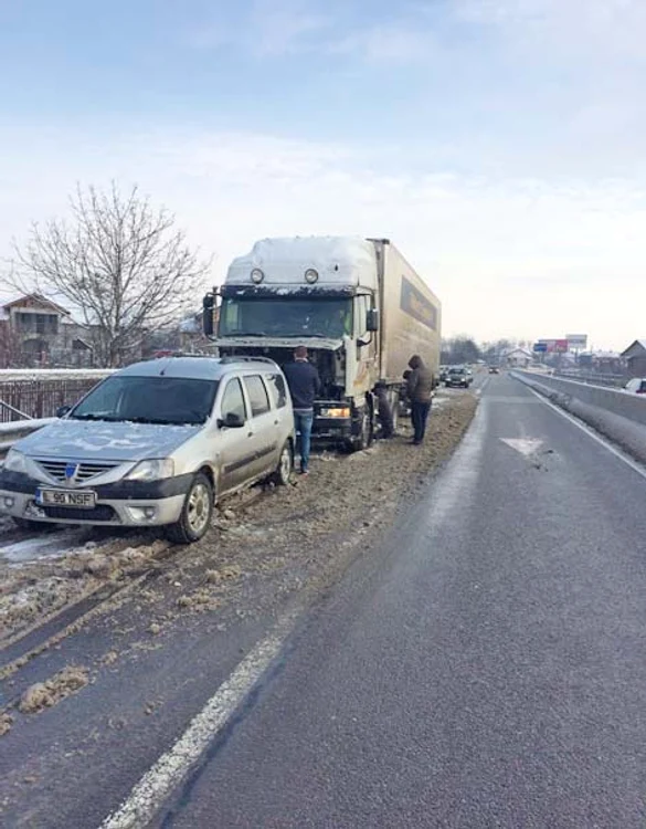 Tir-ul a blocat  prima bandă de  circulație, timp  de trei ore